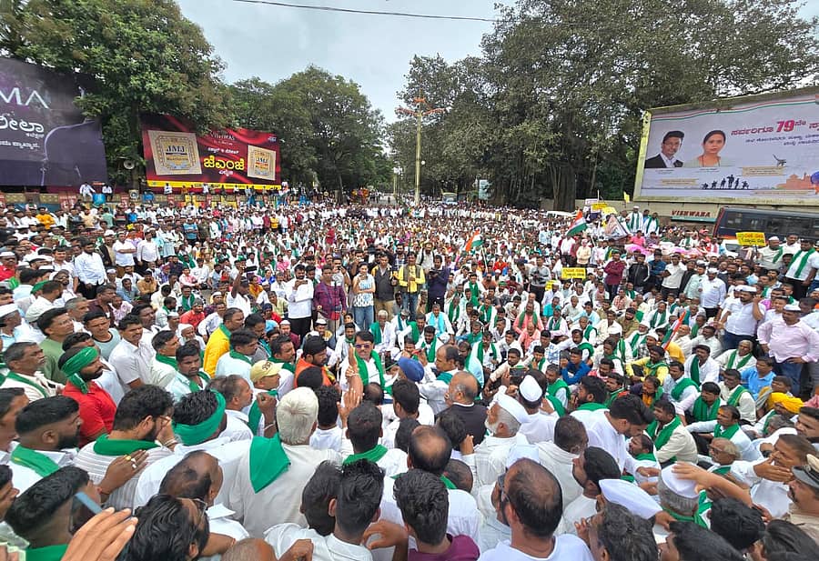 ಬೆಳಗಾವಿಯ ರಾಣಿ ಚನ್ನಮ್ಮನ ವೃತ್ತದಲ್ಲಿ ಜೈ ಕಿಸಾನ್‌ ಖಾಸಗಿ ಸಗಟು ತರಕಾರಿ ಮಾರುಕಟ್ಟೆ ವರ್ತಕರು ಮತ್ತು ರೈತರು ಮಂಗಳವಾರ ಪ್ರತಿಭಟನೆ ನಡೆಸಿದರು  ಪ್ರಜಾವಾಣಿ ಚಿತ್ರ