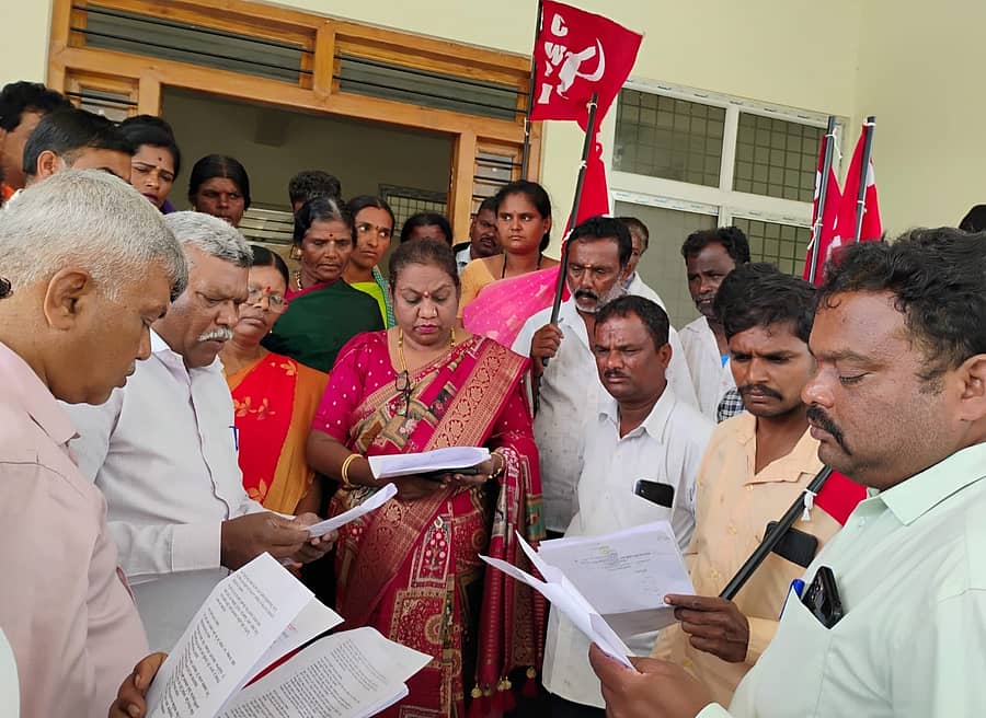 ಕಾರ್ಮಿಕರ ವಿವಿಧ ಬೇಡಿಕೆ ಈಡೇರಿಸುವಂತೆ ಆಗ್ರಹಿಸಿ ಕರ್ನಾಟಕ ರಾಜ್ಯ ಕಟ್ಟಡ ಮತ್ತು ಇತರೆ ನಿರ್ಮಾಣ ಕಾರ್ಮಿಕರ ಫೆಡರೇಷನ್ ಸದಸ್ಯರು ಕಾರ್ಮಿಕ ಅಧಿಕಾರಿಗೆ ಮನವಿ ಸಲ್ಲಿಸಿದರು