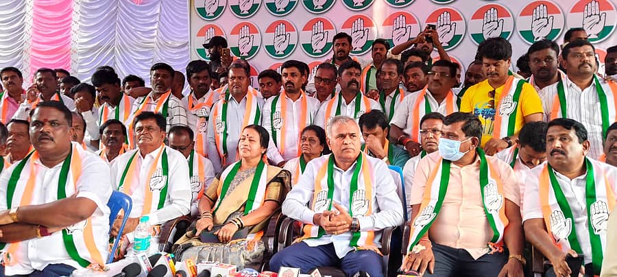 ಮಾಲೂರು ನಗರದ ನಗರದ ಕಾಂಗ್ರೆಸ್ ಕಚೇರಿಯ ಆವರಣದಲ್ಲಿ ಮಾಲೂರು ಮತ್ತು ಮಾಸ್ತಿ ಬ್ಲಾಕ್ ಕಾಂಗ್ರೆಸ್ ವತಿಯಿಂದ ಆಯೋಜಿಸಿದ್ದ ಪತ್ರಿಕಾಗೋಷ್ಠಿಯಲ್ಲಿ ಶಾಸಕ ಕೆವೈ.ನಂಜೇಗೌಡ ಮಾತನಾಡಿದರು.