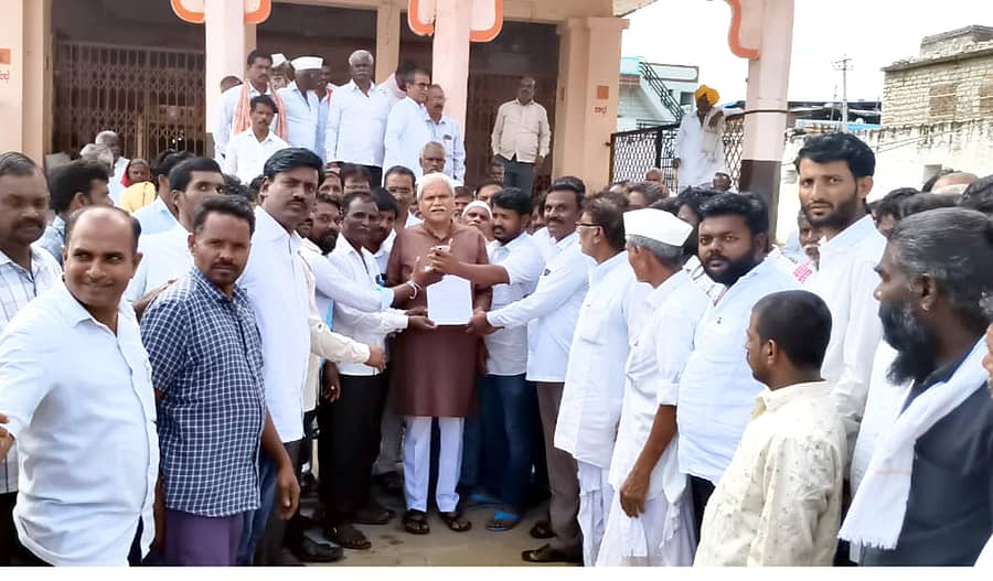 ಕೆಂಭಾವಿ ಪಟ್ಟಣದಲ್ಲಿ ಮಾದಿಗ ಸಮುದಾಯಗಳ ಒಕ್ಕೂಟದ ಮುಖಂಡರು ಜಿಲ್ಲಾ ಉಸ್ತುವಾರಿ ಸಚಿವ ಶರಣಬಸಪ್ಪ ದರ್ಶನಾಪುರ ಅವರಿಗೆ ಮನವಿ ಸಲ್ಲಿಸಿದರು
