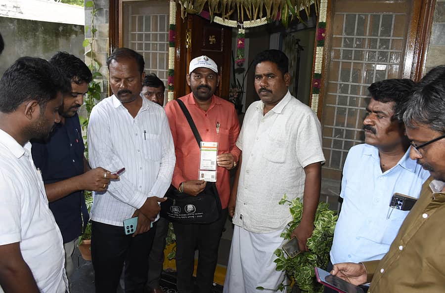 ಯಾದಗಿರಿ ನಗರದಲ್ಲಿ ಸಮೀಕ್ಷೆ ಕಾರ್ಯದಲ್ಲಿ ನಿರತವಾಗಿದ್ದ ಗಣತಿದಾರರು