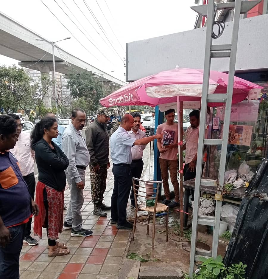 ಪಾದಚಾರಿ ಮಾರ್ಗವನ್ನು ಅತಿಕ್ರಮಣ ಮಾಡಿರುವ ಅಂಗಡಿಯ ಮಾಲೀಕನಿಗೆ ತೆರವುಗೊಳಿಸುವಂತೆ ಡಿ.ಎಸ್. ರಮೇಶ್ ಸೂಚಿಸಿದರು