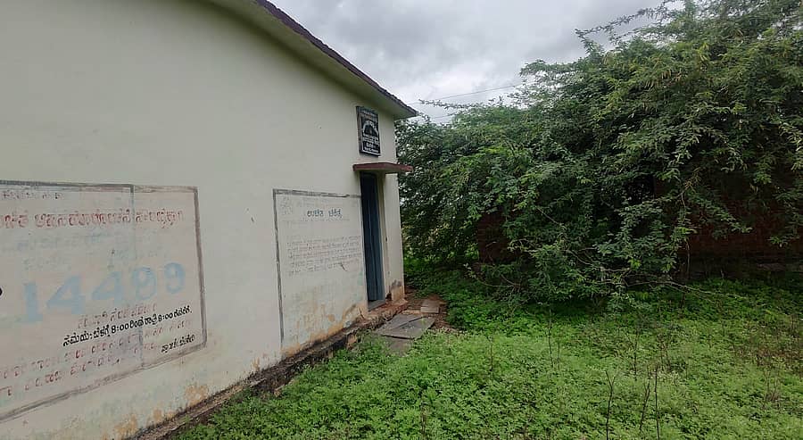 ಅಳವಂಡಿ ಸಮೀಪದ ಬೆಟಗೇರಿ ಗ್ರಾಮದ ಒಂದನೇ ಅಂಗನವಾಡಿ ಕೇಂದ್ರದ ಮುಂಭಾಗದಲ್ಲಿ ಕಸ ಕಡ್ಡಿ ಹಾಗೂ ಜಾಲಿಕಂಟಿ ಬೆಳೆದಿದೆ