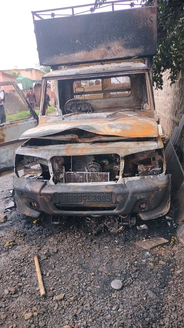 <div class="paragraphs"><p>ಪೆಟ್ರೋಲ್ ಸುರಿದು ಪಿಕಪ್ ವಾಹನ ಸುಟ್ಟಿರುವುದು</p></div>