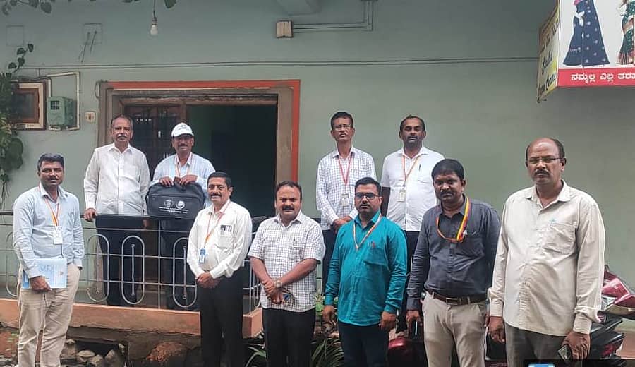 ಮೂಡಲಗಿಯಲ್ಲಿ ರಾಜ್ಯ ಹಿಂದುಳಿದ ವರ್ಗಗಳ ಆಯೋಗದಿಂದ ನಡೆಯುತ್ತಿರುವ ಸಾಮಾಜಿಕ ಹಾಗೂ ಶೈಕ್ಷಣಿಕ ಸಮೀಕ್ಷೆಗೆ  ಸೋಮವಾರ ತಹಶೀಲ್ದಾರ್‌ ಶ್ರೀಶೈಲ್‌ ಗುಡಮೆ ಅವರು ಸಮೀಕ್ಷೆ ತಂಡದೊಂದಿಗೆ ಪುರಸಭೆ ಮಾಜಿ ಉಪಾಧ್ಯಕ್ಷ ರವಿ ಪಿ. ಸೋನವಾಲಕರ ಅವರ ಮನೆಗೆ ಭೇಟ್ಟಿ ನೀಡಿ ಸಮೀಕ್ಷೆ ಮಾಹಿತಿಗಳನ್ನು ಪಡೆಯುವ ಮೂಲಕ ಚಾಲನೆ ನೀಡಿದರು. 