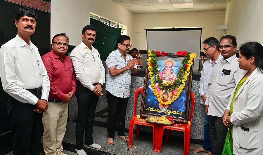 ದಾವಣಗೆರೆಯ ಜೆ.ಎಚ್. ಪಟೇಲ್ ಬಡಾವಣೆಯ ಸರ್ಕಾರಿ ಸಂಯುಕ್ತ ಆಯುಷ್ ಆಸ್ಪತ್ರೆಯಲ್ಲಿ ಮಂಗಳವಾರ ನಡೆದ ಆಯುರ್ವೇದ ದಿನಾಚರಣೆಯಲ್ಲಿ ಧನ್ವಂತರಿ ಭಾವಚಿತ್ರಕ್ಕೆ ‘ಧೂಡಾ’ ಅಧ್ಯಕ್ಷ ದಿನೇಶ್ ಕೆ. ಶೆಟ್ಟಿ ಪುಷ್ಪನಮನ ಸಲ್ಲಿಸಿದರು –ಪ್ರಜಾವಾಣಿ ಚಿತ್ರ