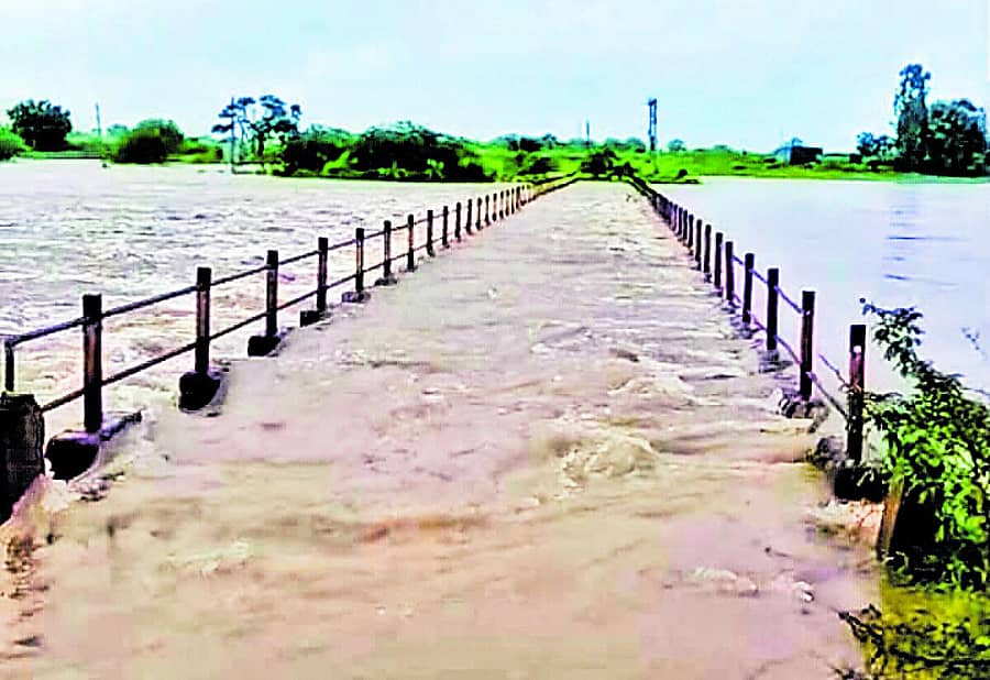 <div class="paragraphs"><p>ಹುಲಸೂರ ಪಟ್ಟಣದ ಮೆಹಕರ ಗ್ರಾಮಕ್ಕೆ ಸಂಪರ್ಕ ಕಲ್ಪಿಸುವ ಸೇತುವೆ ನೀರಿನಿಂದ ಆವೃತವಾಗಿದೆ</p></div>