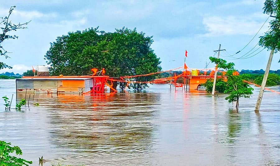 ಬೀದರ್ ಜಿಲ್ಲೆಯ ಹುಲಸೂರ ಸಮೀಪದ ತೋರಿ ಬಸವಣ್ಣ ದೇವಸ್ಥಾನ ಮಂಗಳವಾರ ಜಲಾವೃತವಾಗಿದೆ