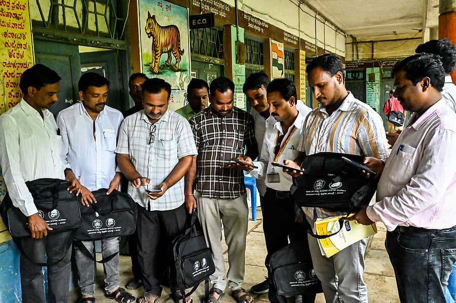 ಹಿಂದುಳಿದ ವರ್ಗಗಳ ಆಯೋಗದಿಂದ ನಡೆಯುತ್ತಿರುವ ಸಾಮಾಜಿಕ ಮತ್ತು ಶೈಕ್ಷಣಿಕ ಸಮೀಕ್ಷೆಯ ಅಂಗವಾಗಿ ಮಂಗಳವಾರ ಕಲಬುರಗಿಯ ದಕ್ಷಿಣ ವಲಯದ ಕ್ಷೇತ್ರ ಶಿಕ್ಷಣಾಧಿಕಾರಿ ಕಚೇರಿ ಆವರಣದಲ್ಲಿ ಸಮೀಕ್ಷೆದಾರರು ಸಮೀಕ್ಷೆ ಆ್ಯಪ್‌ಗಳನ್ನು ಮೊಬೈಲ್‌ನಲ್ಲಿ ಅಳವಡಿಸಿಕೊಂಡರು  ಪ್ರಜಾವಾಣಿ ಚಿತ್ರ
