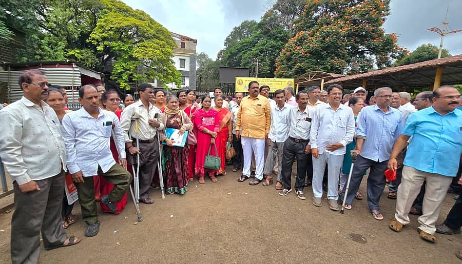 ಬೆಳಗಾವಿ ಜಿಲ್ಲಾಧಿಕಾರಿ ಕಚೇರಿ ಎದುರು ಪ್ರಾಥಮಿಕ ಶಾಲೆಗಳ ಶಿಕ್ಷಕರು ಮಂಗಳವಾರ ಪ್ರತಿಭಟನೆ ನಡೆಸಿದರು   ಪ್ರಜಾವಾಣಿ ಚಿತ್ರ