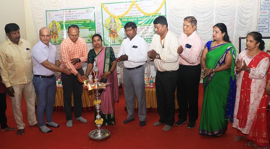 ಚಾಮರಾಜನಗರದ ಜಿಲ್ಲಾಡಳಿತ ಭವನದ ಆವರಣದಲ್ಲಿರುವ ಎಸ್.ಬಿ.ಐ ಬ್ಯಾಂಕ್ ಸಂಕೀರ್ಣದಲ್ಲಿ ಆಯೋಜಿಸಿದ್ದ 10ನೇ ರಾಷ್ಟ್ರೀಯ ‌ಆಯುರ್ವೇದ ದಿನಾಚರಣೆಯನ್ನು ನಗರಸಭಾ ಸದಸ್ಯೆ ಕಲಾವತಿ ಉದ್ಘಾಟಿಸಿದರು