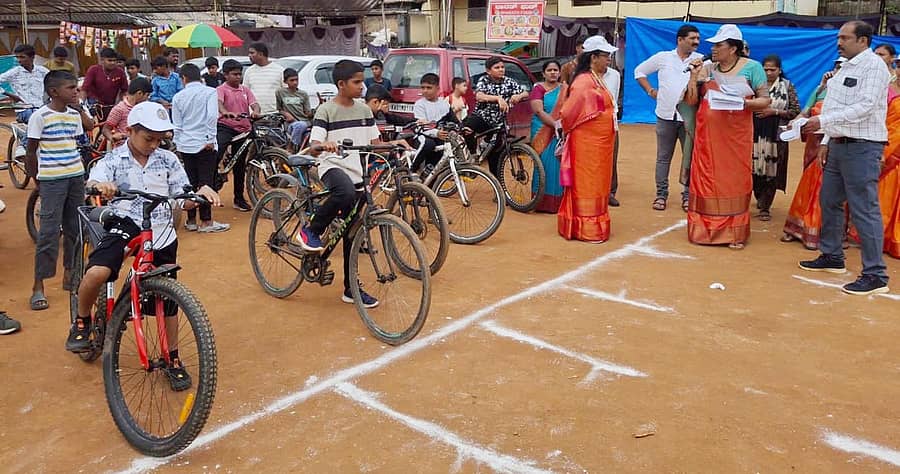 ಗೋಣಿಕೊಪ್ಪಲು ಮಕ್ಕಳ ದಸರಾ ದ ಸೈಕಲ್ ರೇಸ್‌ನಲ್ಲಿ ಪಾಲ್ಗೊಂಡಿದ್ದ ಪುಟಾಣಿಗಳು