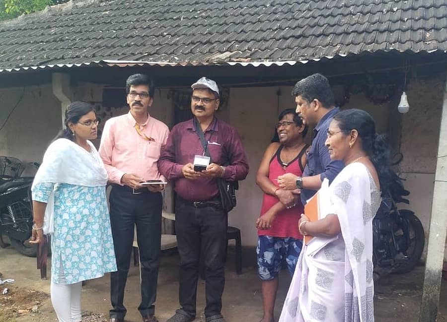 ಹಿಂದುಳಿದ ವರ್ಗಗಳ ಕಲ್ಯಾಣ ಇಲಅಕೆಯ ಜಿಲ್ಲಾ ಅಧಿಕಾರಿ ಶಿವಕ್ಕ ಮಾದರ, ತಹಶೀಲ್ದಾರ್ ನಿಶ್ಚಲ್ ನೊರ್ಹೋನಾ ಅವರು ಕಾರವಾರದ ಕಾಜುಬಾಗದಲ್ಲಿ ಸಮೀಕ್ಷೆದಾರರೊಂದಿಗೆ ತೆರಳಿ ಸಮೀಕ್ಷೆ ಪ್ರಕ್ರಿಯೆ ಪರಿಶೀಲಿಸಿದರು