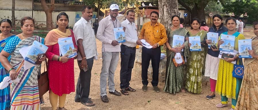 ರಾಮನಗರ ತಾಲ್ಲೂಕಿನ ಅಣ್ಣಹಳ್ಳಿಯಲ್ಲಿ ಸಮೀಕ್ಷೆದಾರರಿಗೆ ಕಿಟ್ ವಿತರಿಸಲಾಯಿತು