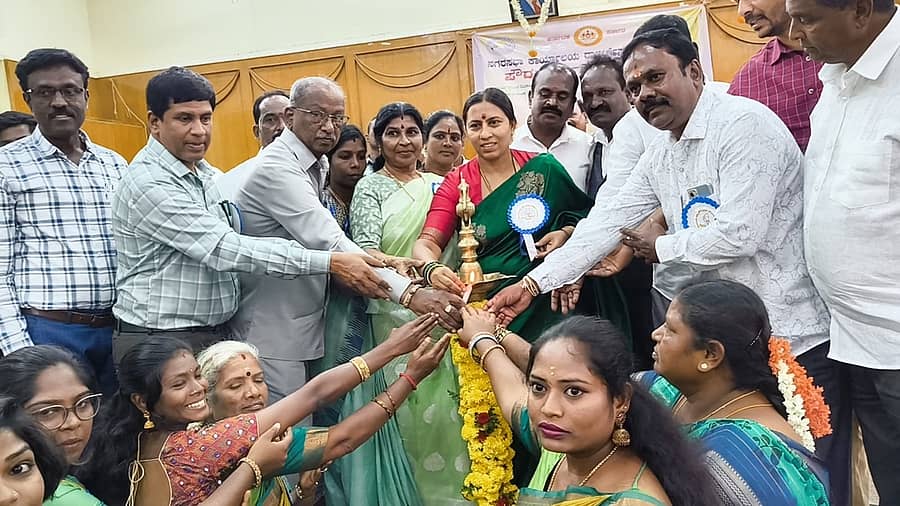 ಕೆಜಿಎಫ್‌ ರಾಬರ್ಟ್‌ಸನ್‌ಪೇಟೆಯಲ್ಲಿ ಮಂಗಳವಾರ ಪೌರ ಕಾರ್ಮಿಕ ದಿನಾಚರಣೆ ಉದ್ಘಾಟಿಸಲಾಯಿತು. ಶಾಸಕಿ ಎಂ.ರೂಪಕಲಾ, ನಗರಸಭೆ ಅಧ್ಯಕ್ಷೆ ಇಂದಿರಾಗಾಂಧಿ ಇದ್ದರು