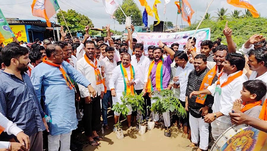 ಸಿಂದಗಿ ತಾಲ್ಲೂಕು ಡಂಬಳ ಕ್ರಾಸ್ ಬಳಿ ಕೊಡಂಗಲ್ ರಾಜ್ಯ ಹೆದ್ದಾರಿಯಲ್ಲಿ ಬುಧವಾರ ಮಾಜಿ ಶಾಸಕ ರಮೇಶ ಭೂಸನೂರ ನೇತೃತ್ವದಲ್ಲಿ ಬಿಜೆಪಿ ಮಂಡಲ ಅಧ್ಯಕ್ಷ ಸಂತೋಷ ಪಾಟೀಲ ಒಳಗೊಂಡು ಅಪಾರ ಸಂಖ್ಯೆಯಲ್ಲಿ ಕಾರ್ಯಕರ್ತರು ಗುಂಡಿ ಬಿದ್ದ ಹದಗೆಟ್ಟ ರಸ್ತೆಯಲ್ಲಿ ಗಿಡ ನೆಟ್ಟು ರಸ್ತೆ ತಡೆ ಪ್ರತಿಭಟನೆ ನಡೆಸಿದರು.