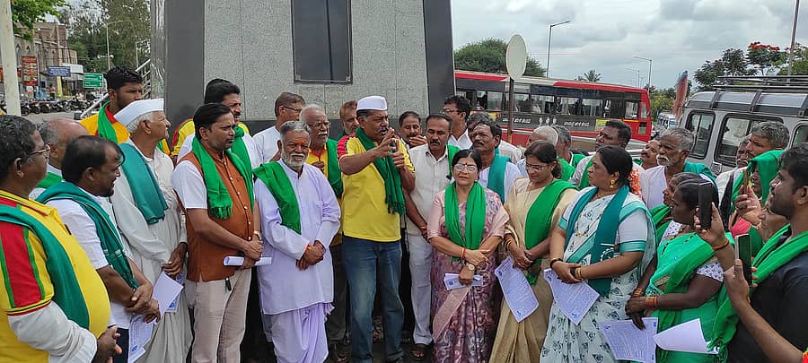 ಎಂ.ಕೆ.ಹುಬ್ಬಳ್ಳಿಯ ಮಲಪ್ರಭಾ ಸಹಕಾರ ಸಕ್ಕರೆ ಕಾರ್ಖಾನೆಯ ಆಡಳಿತ ಮಂಡಳಿಯ ಚುನಾವಣೆ ಪ್ರಚಾರ ಕಾರ್ಯಕ್ರಮದಲ್ಲಿ ಕೆ.ಆರ್.ಎಸ್ ಪಕ್ಷದ ರಾಜ್ಯ ಘಟಕದ ಅಧ್ಯಕ್ಷ ರವಿಕೃಷ್ಣ ರೆಡ್ಡಿ ಮಾತನಾಡಿದರು