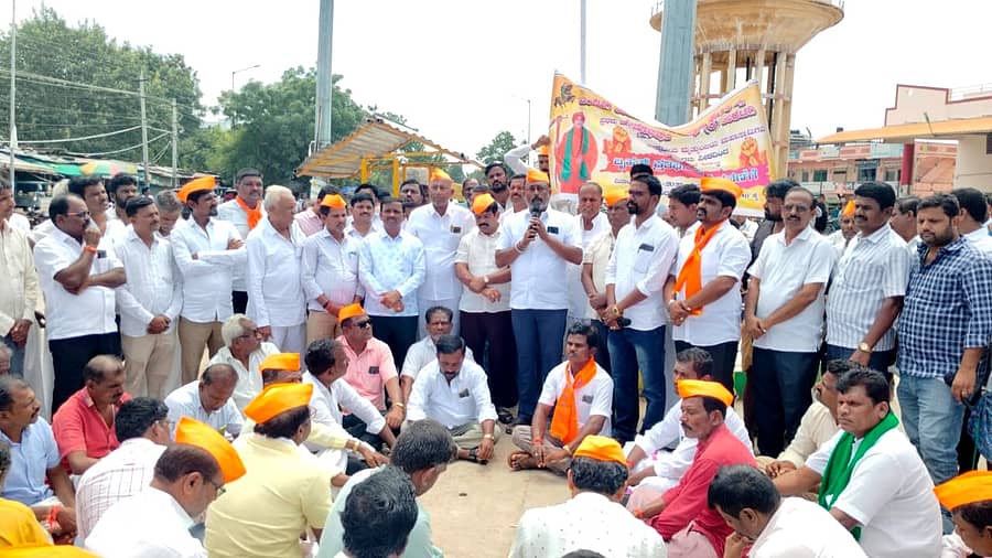 ಕಾರಟಗಿಯಲ್ಲಿ ಪಂಚಮಸಾಲಿ ಸಮಾಜದಿಂದ ಕೂಡಲಸಂಗಮ ಪಂಚಮಸಾಲಿ ಪೀಠದಿಂದ ಬಸವ ಜಯಮೃತ್ಯುಂಜಯ ಸ್ವಾಮೀಜಿಯ ಉಚ್ಛಾಟನೆ ಕ್ರಮ ವಿರೋಧಿಸಿ ಬುಧವಾರ ಪ್ರತಿಭಟನಾ ಮೆರವಣಿಗೆ ನಡೆಯಿತು. ಕನಕದಾಸ ವೃತ್ತದಲ್ಲಿ ನಡೆದ ಸಭೆಯಲ್ಲಿ ಮುಖಂಡ ಚನ್ನಬಸಪ್ಪ ಸುಂಕದ ಮಾತನಾಡಿದರು