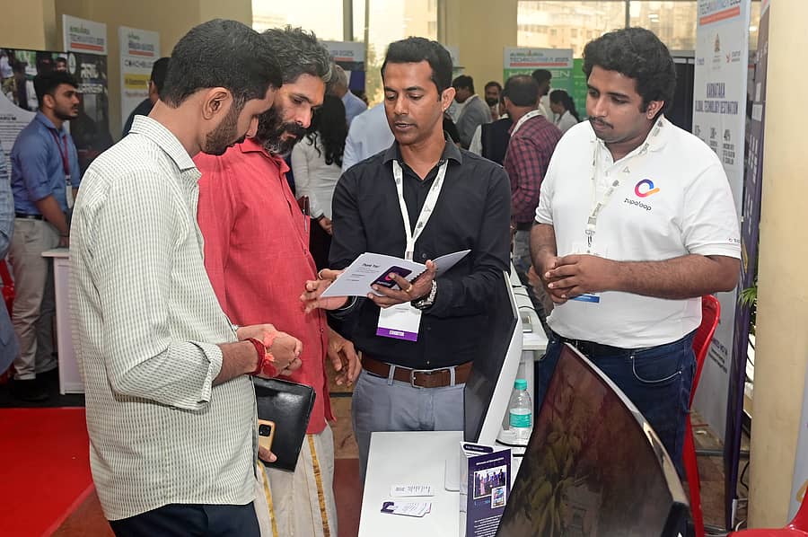 ಮಂಗಳೂರಿನಲ್ಲಿ ಬುಧವಾರ ಏರ್ಪಡಿಸಿದ್ದ ಮಂಗಳೂರು ಟೆಕ್ನೊವಾಂಜಾದ ಐದನೇ ಆವೃತ್ತಿಯಲ್ಲಿ ಭಾಗವಹಿಸಿದ ವಿವಿಧ ಕಂಪನಿಗಳ ಪ್ರತಿನಿಧಿಗಳು ತಮ್ಮ ಉತ್ಪನ್ನಗಳನ್ನು ಪರಿಚಯಿಸಿದರು:  ಪ್ರಜಾವಾಣಿ ಚಿತ್ರ