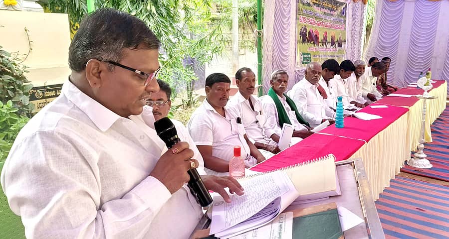 ಕುರುಗೋಡು ತಾಲ್ಲೂಕಿನ ದಮ್ಮೂರು ಪ್ರಾಥಮಿಕ ಕೃಷಿ ಪತ್ತಿನ ಸಹಕಾರ ಸಂಘದ ಕಚೇರಿಯಲ್ಲಿ ಬುಧವಾರ ನಡೆದ ವಾರ್ಷಿಕ ಮಹಾಜನ ಸಭೆಯಲ್ಲಿ ಮುಖ್ಯ ಕಾರ್ಯನಿರ್ವಾಹಕ ಎಸ್.ಎಂ. ರೇವಣಸಿದ್ದಯ್ಯ ಮಾತನಾಡಿದರು