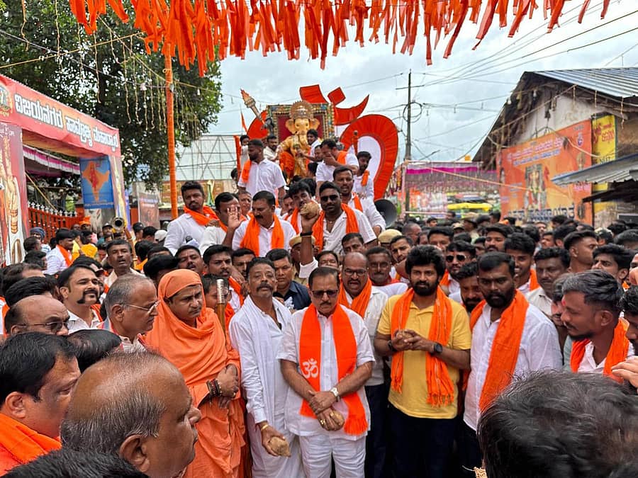 ಚನ್ನಗಿರಿ ಪಟ್ಟಣದಲ್ಲಿ ಬುಧವಾರ ವಿರಾಟ್ ಹಿಂದೂ ಗಣಪತಿ ವಿಸರ್ಜನೆ ಅಂಗವಾಗಿ ನಡೆದ ಶೋಭಾಯಾತ್ರೆಗೆ ಮಾಜಿ ಸಂಸದ ಪ್ರತಾಪ ಸಿಂಹ ಚಾಲನೆ ನೀಡಿದರು 