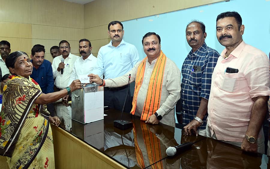 ಹುಬ್ಬಳ್ಳಿಯ ಪ್ರವಾಸಿ ಮಂದಿರದಲ್ಲಿ ಬುಧವಾರ ನಡೆದ ಕಾರ್ಯಕ್ರಮದಲ್ಲಿ ಫಲಾನುಭವಿಗಳಿಗೆ ಚೀಟಿ ಎತ್ತುವ ಮೂಲಕ ಮನೆಗಳನ್ನು ಹಂಚಿಕೆ ಮಾಡಲಾಯಿತು. ಶಾಸಕ ಮಹೇಶ ಟೆಂಗಿನಕಾಯಿ ಹಾಜರಿದ್ದರು