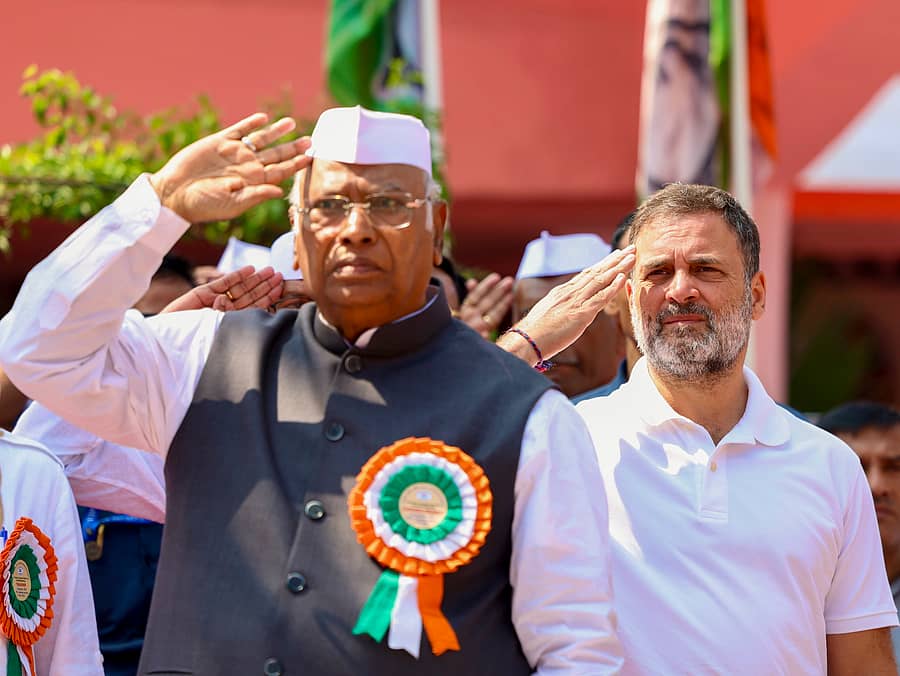 <div class="paragraphs"><p>ಕಾಂಗ್ರೆಸ್ ಕಾರ್ಯಕಾರಿ ಸಮಿತಿ ಸಭೆಗೂ ಮುನ್ನ ನಡೆದ ಪಕ್ಷದ ಧ್ವಜಾರೋಹಣ ಕಾರ್ಯಕ್ರಮದಲ್ಲಿ ಎಐಸಿಸಿ ಅಧ್ಯಕ್ಷ ಮಲ್ಲಿಕಾರ್ಜುನ ಖರ್ಗೆ ಮತ್ತು ಲೋಕಸಭೆ ವಿರೋಧ ಪಕ್ಷದ ನಾಯಕ ರಾಹುಲ್ ಗಾಂಧಿ ಅವರು ಧ್ವಜ ವಂದನೆ ಸಲ್ಲಿಸಿದರು</p></div>