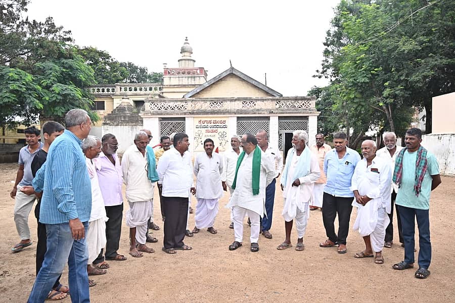 ನವಲಗುಂದ ಪಟ್ಟಣದಲ್ಲಿರುವ ಥಡಿಮಠ ಅಭಿವೃದ್ದಿ ಕುರಿತು ಶಾಸಕ ಎನ್.ಎಚ್. ಕೋನರಡ್ಡಿ ವೀಕ್ಷಿಸಿದರು