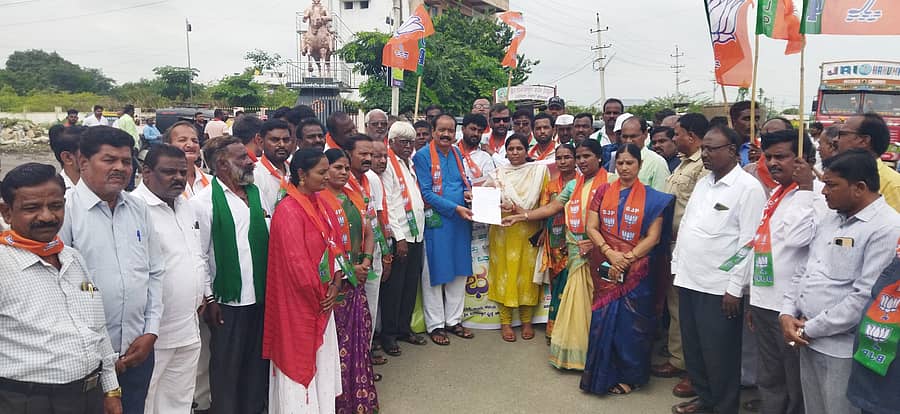 ಶಹಾಬಾದ್ ಬಸವೇಶ್ವರ ವೃತ್ತದಲ್ಲಿ ಬಿಜೆಪಿ ಪಕ್ಷ ಹಾಗೂ ರೈತ ಮೋರ್ಚಾದ ವತಿಯಿಂದ ಅತಿವೃಷ್ಟಿ ಪೀಡಿತ ಜಿಲ್ಲೆಯ ಎಂದು ಘೋಷಿಸಿ ಪರಿಹಾರ ನೀಡಬೇಕು ಎಂದು ಆಗ್ರಹಿಸಿ ಪ್ರತಿಭಟನೆ ನಡೆಸಿದರು