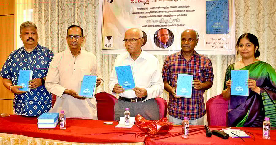 ಮೈಸೂರಿನಲ್ಲಿ ‘ವಂಶವೃಕ್ಷ’ ಕಾದಂಬರಿಯ ತಮಿಳು ಅವತರಿಣಿಕೆ ‘ವಂಶವೃಕ್ಷಂ’ ಅನ್ನು ಕಳೆದ ವರ್ಷ ಎಸ್‌.ಎಲ್‌.ಭೈರಪ್ಪ ಬಿಡುಗಡೆ ಮಾಡಿದ ಸಂಧರ್ಭ. ಪ್ರಕಾಶಕ ರಾಮ್‌ಜಿ ನರಸಿಂಹನ್, ಅನುವಾದಕ ಕೆ.ನಲ್ಲತಂಬಿ, ತಮಿಳು ಲೇಖಕ ಪಾವಣ್ಣನ್, ಪ್ರಕಾಶಕಿ ಆರ್‌.ಗಾಯತ್ರಿ ಹಾಜರಿದ್ದರು –ಸಂಗ್ರಹ ಚಿತ್ರ 