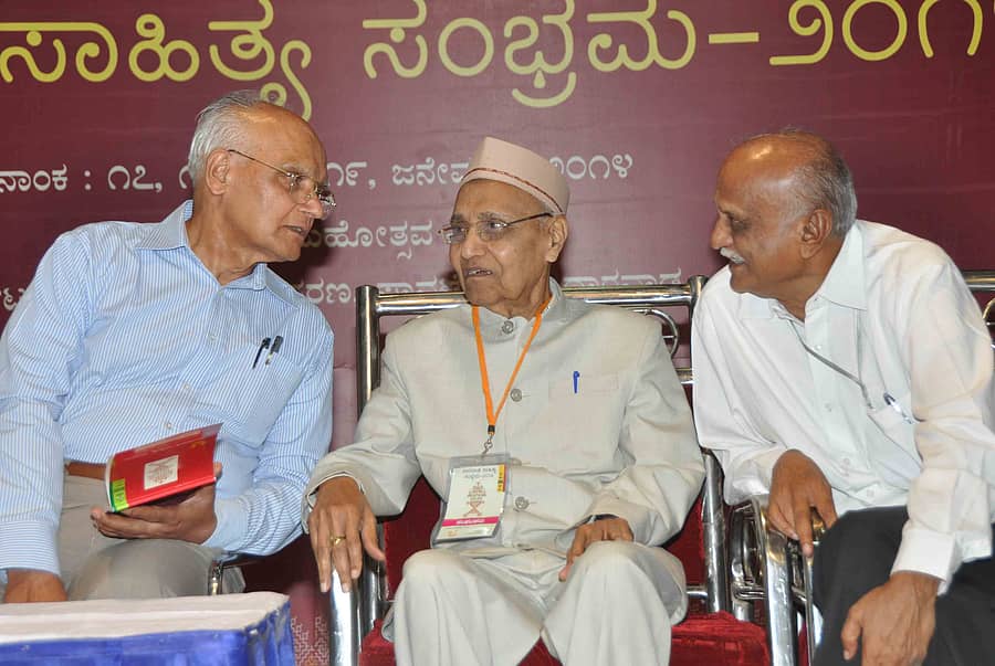 <div class="paragraphs"><p>ಧಾರವಾಡದಲ್ಲಿ 2014ರಲ್ಲಿ ನಡೆದ ಸಾಹಿತ್ಯ ಸಂಭ್ರಮದಲ್ಲಿ ಸಾಹಿತಿ ಎಸ್‌.ಎಲ್‌ಭೈರಪ್ಪ, ಕವಿ ಚನ್ನವೀರ ಕಣವಿ ಹಾಗೂ ಸಂಶೋಧಕ ಎಂ.ಎಂ.ಕಲಬುರ್ಗಿ ಮಾತುಕತೆಯಲ್ಲಿ ತೊಡಗಿದ್ದು ಬಿ.ಎಂ.ಕೇದಾರನಾಥ </p></div>