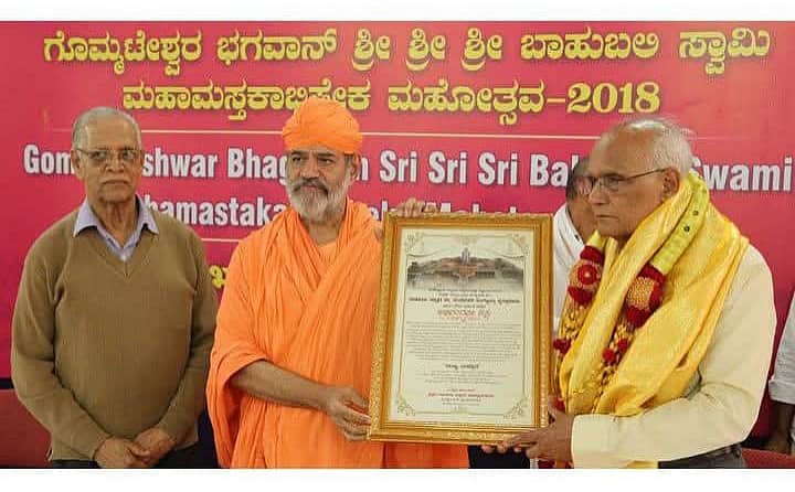 ಶ್ರವಣಬೆಳಗೊಳದಲ್ಲಿ 2018ರಲ್ಲಿ ಜರುಗಿದ ಬಾಹುಬಲಿ ಸ್ವಾಮಿಯ ಮಹಾಮಸ್ತಕಾಭಿಷೇಕದ ಸಂದರ್ಭದಲ್ಲಿ ಭಾಗವಹಿಸಿದ್ದ ಎಸ್.ಎಲ್. ಭೈರಪ್ಪ ಅವರನ್ನು ಅಂದಿನ ಕ್ಷೇತ್ರದ ಪೀಠಾಧಿಪತಿ ಕರ್ಮಯೋಗಿ ಸ್ವಸ್ತಿಶ್ರೀ ಚಾರುಕೀರ್ತಿ ಭಟ್ಟಾರಕ ಸ್ವಾಮೀಜಿ ಸನ್ಮಾನಿಸಿದ್ದರು.