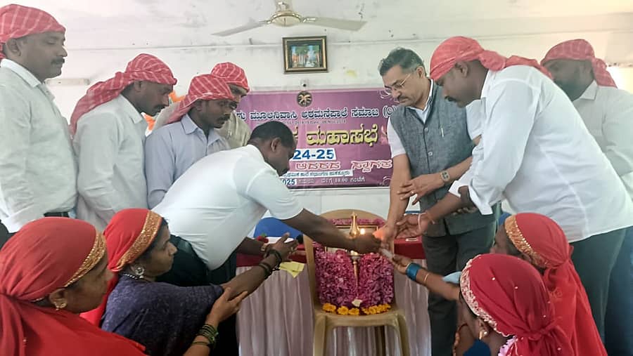 ಹಾಕತ್ತೂರಿನಲ್ಲಿ ನಡೆದ ಕೊಡಗು ಮೂಲನಿವಾಸಿ ಅರಮನೆಪಾಲೆ ಸಮಾಜದ ವಾರ್ಷಿಕ ಮಹಾಸಭೆಯನ್ನು ಕೊಡವ ಭಾಷಿಕ ಸಮುದಾಯಗಳ ಕೂಟದ ಅಧ್ಯಕ್ಷ ಮೇಚಿರ ಸುಭಾಷ್ ನಾಣಯ್ಯ ಉದ್ಘಾಟಿಸಿದರು.