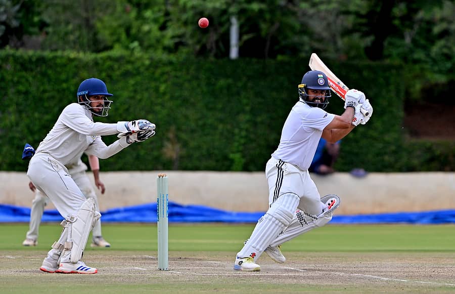 <div class="paragraphs"><p>ಬೆಂಗಳೂರು ಹೊರವಲಯದಲ್ಲಿರುವ ಆಲೂರಿನ ಕೆಎಸ್ಸಿಎ ಕ್ರೀಡಾಂಗಣದಲ್ಲಿ ಬುಧವಾರ ಮುಕ್ತಾಯಗೊಂಡ ಡಾ. ಕೆ. ತಿಮ್ಮಪ್ಪಯ್ಯ ಸ್ಮಾರಕ ಟ್ರೋಫಿಯ ಸೆಮಿಫೈನಲ್ ಪಂದ್ಯದಲ್ಲಿ ಗೋವಾ ತಂಡದ ವಿರುದ್ದ ಶತಕ ಗಳಿಸಿದ ಕರ್ನಾಟಕ ಸೆಕ್ರೆಟೆರೀಸ್ ತಂಡದ ಕರುಣ್ ನಾಯರ್ </p></div>