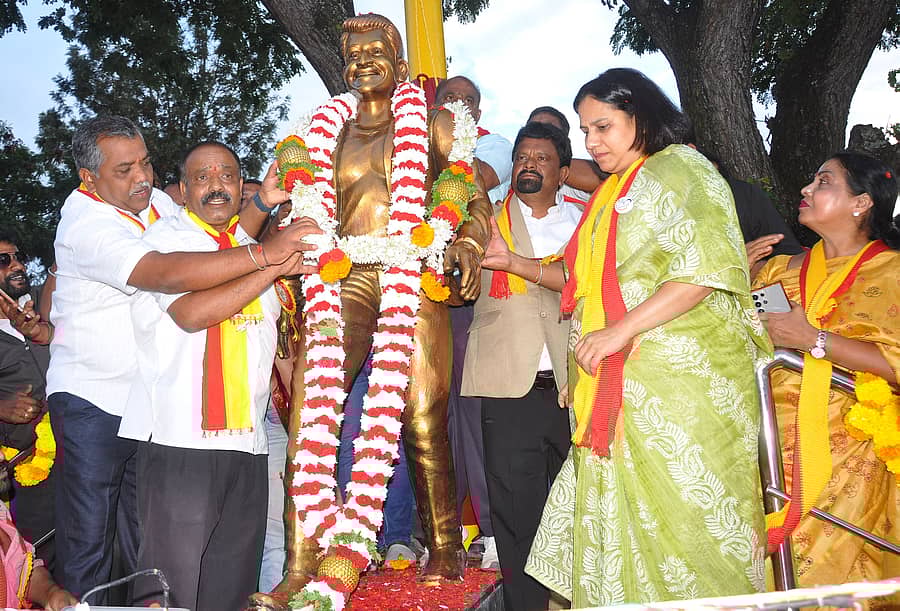 ಚಿಕ್ಕಮಗಳೂರಿನ ಆಜಾದ್ ಪಾರ್ಕ್ ವೃತ್ತದಲ್ಲಿ ಬುಧವಾರ ಪುನೀತ್ ರಾಜ್ ಕುಮಾರ್ ಅವರ ಪ್ರತಿಮೆ ಅನಾವರಣ ಮಾಡಲಾಯಿತು