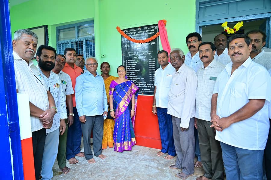 ಆನೇಕಲ್ ತಾಲ್ಲೂಕು ಗ್ರಾಮೋದ್ಯೋಗ ಕಸಬುದಾರರ ಕೈಗಾರಿಕಾ ವಿವಿದ್ದೋದ್ದೇಶ ಸಹಕಾರ ಸಂಘ ನಿಯಮಿತ ನವೀಕೃತ ಕಟ್ಟಡವನ್ನು ಸಂಘದ ಅಧ್ಯಕ್ಷ ಪಿ.ಮಂಜುನಾಥ ಉದ್ಘಾಟಿಸಿದರು