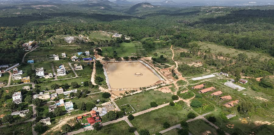 ಹಚ್ಚ ಹಸಿರಿನ ವಾತಾವರಣದ ನಡುವೆ ಕಂಗೊಳಿಸುತ್ತಿರುವ ಕಾಳೇಶ್ವರಿಯ ವಡೇನಕೆರೆ