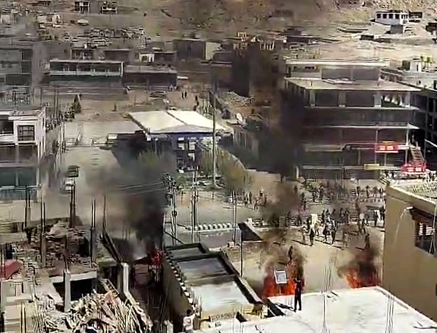 <div class="paragraphs"><p>ಲೇಹ್‌ ಬಂದ್‌ ಸಂದರ್ಭದಲ್ಲಿ ದುಷ್ಕರ್ಮಿಗಳು ಕಟ್ಟಡವೊಂದಕ್ಕೆ ಬೆಂಕಿ ಇಟ್ಟಿದ್ದರಿಂದ ದಟ್ಟ ಹೊಗೆ ಆವರಿಸಿತ್ತು</p></div>