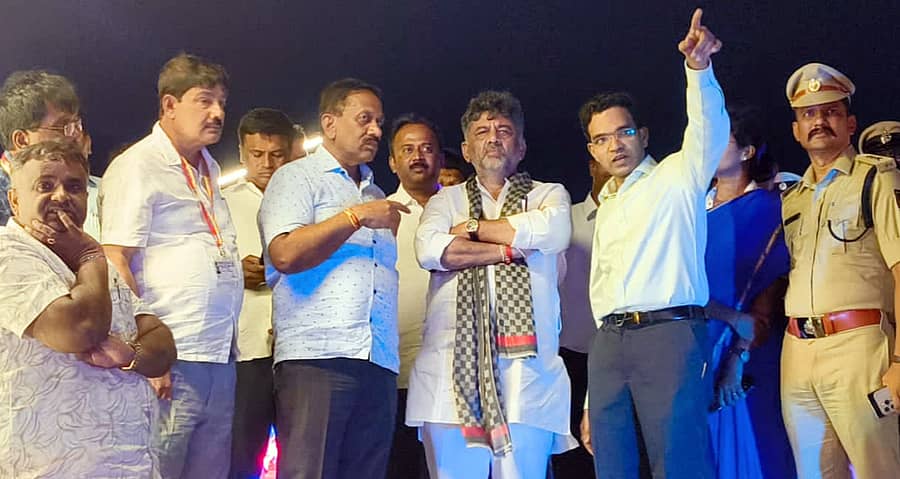 ಶ್ರೀರಂಗಪಟ್ಟಣ ತಾಲ್ಲೂಕಿನ ಕೆಆರ್ಎಸ್ ಬೃಂದಾವನಕ್ಕೆ ಬುಧವಾರ ರಾತ್ರಿ ಭೇಟಿ ನೀಡಿದ್ದ ಉಪ ಮುಖ್ಯಮಂತ್ರಿ ಡಿ.ಕೆ. ಶಿವಕುಮಾರ್ ಕಾವೇರಿ ಆರತಿ ನಡೆಯುವ ಸ್ಥಳವನ್ನು ಪರಿಶೀಲನೆ ನಡೆಸಿದರು