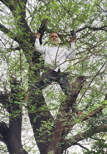 ಬೀದರ್ ಜಿಲ್ಲೆ ಹುಲಸೂರ ತಾಲ್ಲೂಕಿನ ಮಿರಖಲ್ ಗ್ರಾಮದಲ್ಲಿ ಸಮೀಕ್ಷಕರೊಬ್ಬರು ಮರವೇರಿರುವುದು