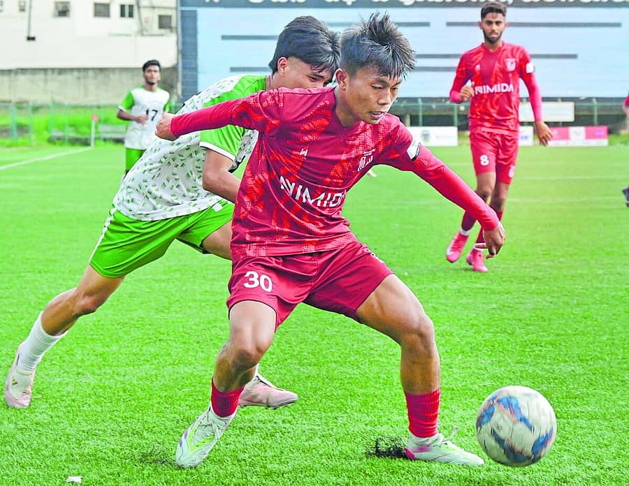 <div class="paragraphs"><p>ಎಫ್‌ಸಿ ಬೆಂಗಳೂರು ಯುನೈಟೆಡ್‌ ತಂಡದ ವುಮ್‌ಲೆನ್‌ಲಾಲ್‌ ಹಾಂಗ್‌ಶಿಂಗ್‌ (ಕೆಂಪು ಜೆರ್ಸಿ) ಹಾಗೂ ಎಚ್‌ಎಎಲ್‌ ಸ್ಪೋರ್ಟ್ಸ್‌ ಕ್ಲಬ್‌ ತಂಡದ ಸೂರಜ್‌ ವಾಂಗ್‌ಖೆಮ್‌ ಅವರು ಚೆಂಡಿಗಾಗಿ ಸೆಣಸಿದರು &nbsp;ಚಿತ್ರ: ಬಿ.ಕೆ. ಜನಾರ್ದನ</p></div>