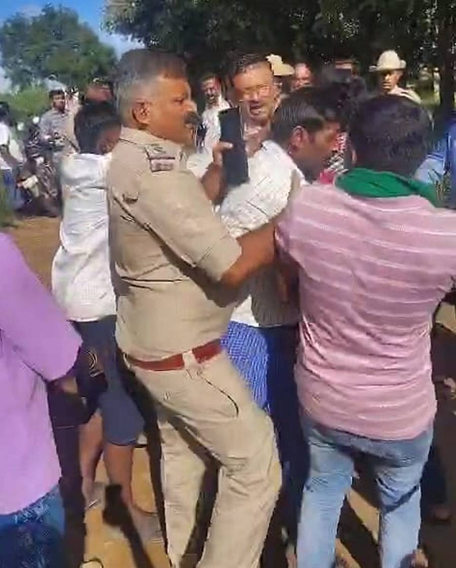 ಬಿಡದಿ ಹೋಬಳಿಯ ಕರಿಕಲ್‌ದೊಡ್ಡಿ ಗ್ರಾಮಕ್ಕೆ ಜಂಟಿ ಅಳತೆ ಪ್ರಮಾಣೀಕರಣ (ಜೆಎಂಸಿ) ಕಾರ್ಯಕ್ಕೆ ಬಂದ ಅಧಿಕಾರಿಗಳ ತಂಡಕ್ಕೆ ರೈತರು ಅಡ್ಡಿಪಡಿಸಿದಾಗ ನಡೆದ ಪರಸ್ಪರ ವಾಗ್ವಾದ ಹಾಗೂ ತಳ್ಳಾಟ ನಡೆಯಿತು. ಆಗ ಪೊಲೀಸರು ಪರಿಸ್ಥಿತಿ ತಿಳಿಗೊಳಿಸಲು ಯತ್ನಿಸಿದರು