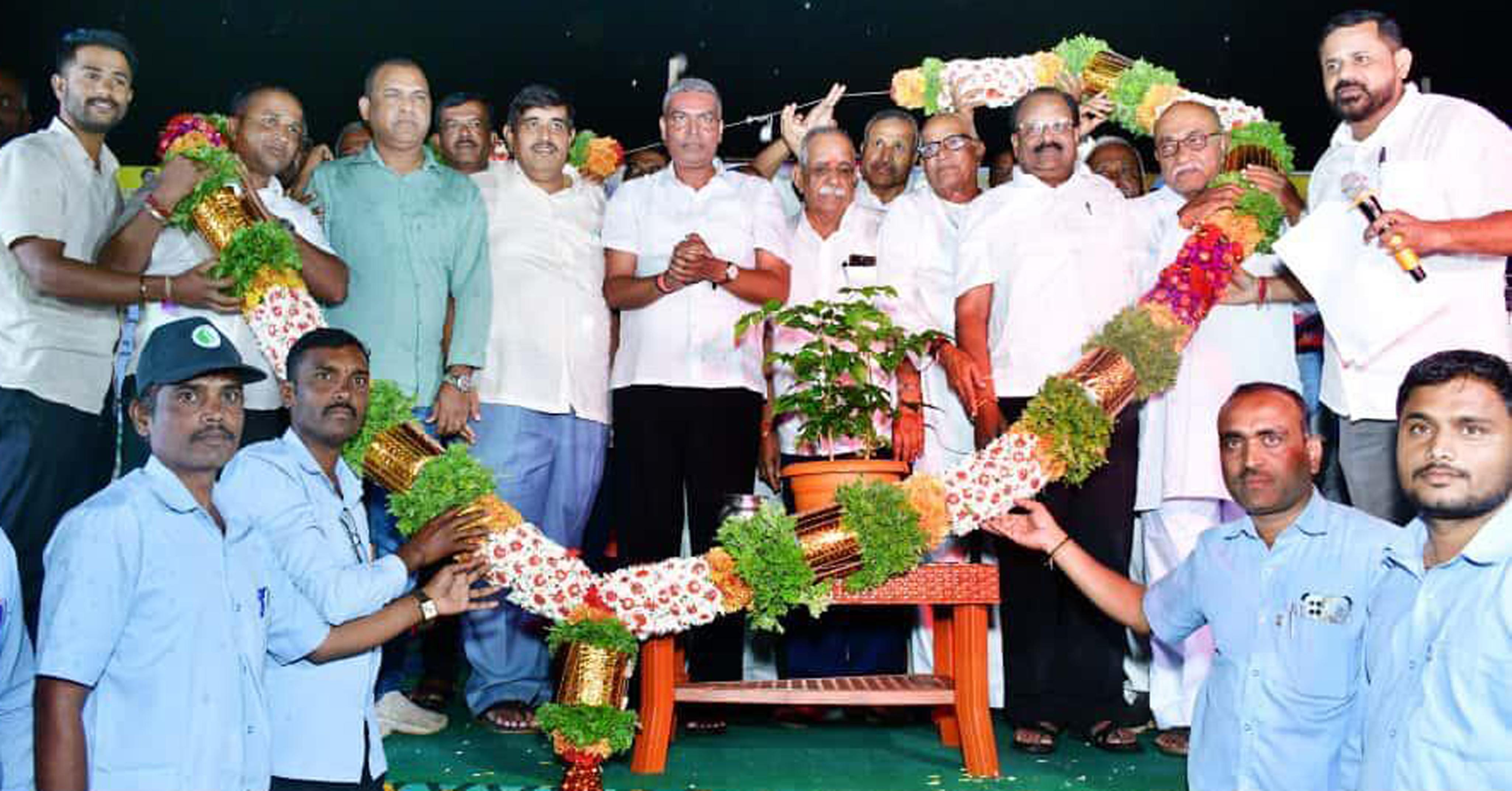ಹುಕ್ಕೇರಿ ತಾಲ್ಲೂಕಿನ ಘೋಡಗೇರಿಯಲ್ಲಿ ಬೆಮುಲ್ ಅಧ್ಯಕ್ಷ ಮತ್ತು ಶಾಸಕ ಬಾಲಚಂದ್ರ ಜಾರಕಿಹೊಳಿ ಅವರು ಹುಕ್ಕೇರಿ ಗ್ರಾಮೀಣ ವಿದ್ಯುತ್ ಸಹಕಾರ ಸಂಘದ ಚುನಾವಣಾ ಪ್ರಚಾರದ ಸಂದ್ರಭದಲ್ಲಿ ಕಾರ್ಯಕರ್ತರು ಬೃಹತ್ ಹಾರ ಹಾಕಿ ಗೌರವಿಸಿದರು. ಅಪ್ಪಣ್ಣಗೌಡ ಪಾಟೀಲ್ ಪ್ಯಾನಲ್ ಅಭ್ಯರ್ಥಿಗಳು ಇದ್ದಾರೆ.