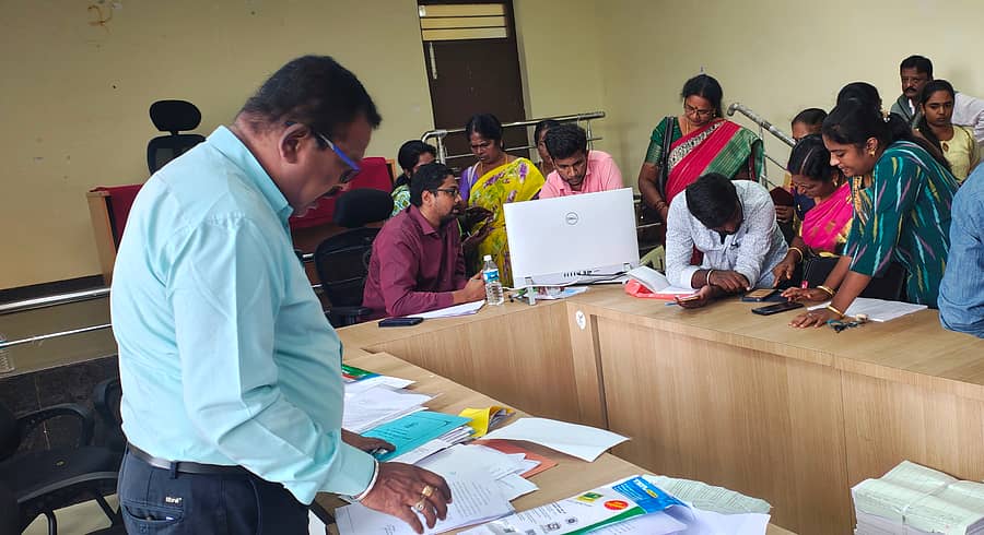 ಕೆಜಿಎಫ್‌ ತಾಲ್ಲೂಕು ಆಡಳಿತ ಸೌಧದಲ್ಲಿ ಸಮೀಕ್ಷೆಗೆ ನೇಮಕವಾಗಿದ್ದ ಶಿಕ್ಷಕರು ಬುಧವಾರ ಸಮಸ್ಯೆ ಬಗೆಹರಿಸುವಂತೆ ತಹಶೀಲ್ದಾರ್ ಅವರಿಗೆ ಒತ್ತಾಯಿಸಿದರು