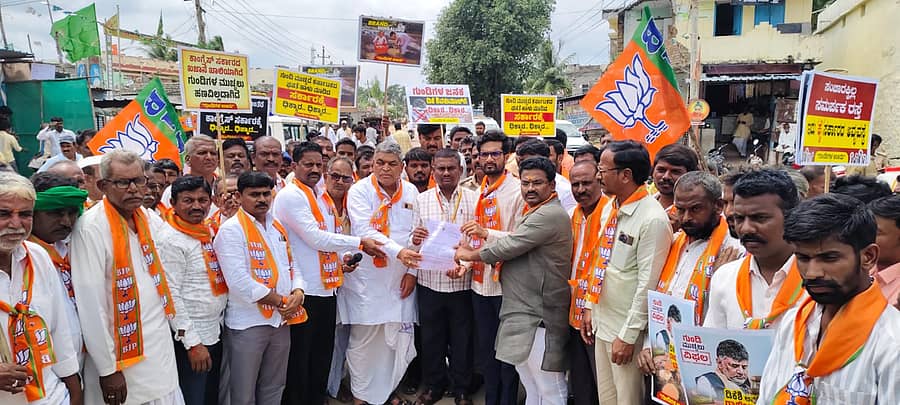 ಯಾದಗಿರಿಯ ದೋರನಹಳ್ಳಿಯಲ್ಲಿ ಬುಧವಾರ ಪ್ರತಿಭಟನೆ ನಡೆಸಿದ ಬಿಜೆಪಿ ಮುಖಂಡರು ಅಧಿಕಾರಿಯೊಬ್ಬರಿಗೆ ಮನವಿಪತ್ರ ಸಲ್ಲಿಸಿದರು