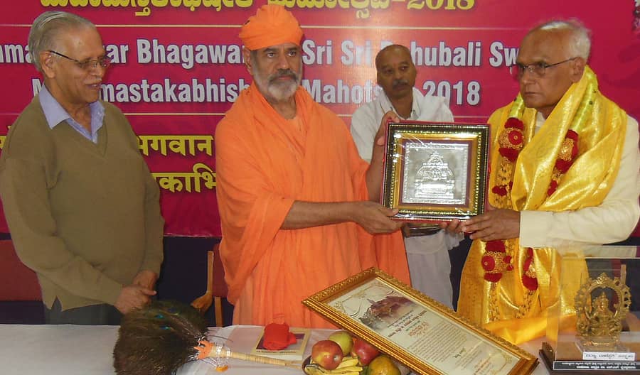 ಚನ್ನರಾಯಪಟ್ಟಣ ತಾಲ್ಲೂಕು ಶ್ರವಣಬೆಳಗೊಳದಲ್ಲಿ ಸಾಹಿತಿ ಎಸ್.ಎಲ್. ಭೈರಪ್ಪ ಅವರಿಗೆ 2018ರಲ್ಲಿ ‘ವಿದ್ಯಾವಾಚಸ್ಪತಿ’ ಬಿರುದು ನೀಡಿ ಕ್ಷೇತ್ರದ ವತಿಯಿಂದ ಅಂದಿನ ಪೀಠಾಧ್ಯಕ್ಷ ಚಾರುಕೀರ್ತಿ ಭಟ್ಟಾರಕ ಸ್ವಾಮೀಜಿ ಸನ್ಮಾನಿಸಿದ್ದ ಕ್ಷಣ