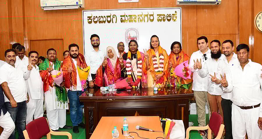 ಕಲಬುರಗಿಯ ಮಹಾನಗರ ಪಾಲಿಕೆ ವಿವಿಧ ಸ್ಥಾಯಿ ಸಮಿತಿಗಳ ನೂತನ ಅಧ್ಯಕ್ಷರು ಮೇಯರ್‌ ಹಾಗೂ ಉಪಮೇಯರ್‌ ಅವರೊಂದಿಗೆ ವಿಜಯದ ಸಂಕೇತ ತೋರಿ ಸಂಭ್ರಮಿಸಿದರು. ಪಾಲಿಕೆ ಆಯುಕ್ತ ಅವಿನಾಶ ಶಿಂದೆ ಸೇರಿದಂತೆ ಕಾಂಗ್ರೆಸ್ ಮುಖಂಡರು ಇದ್ದರು