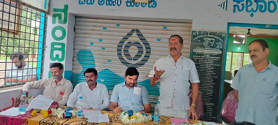 ಹಾರೋಹಳ್ಳಿ ತಾಲ್ಲೂಕಿನ ಹೊನ್ನಾಲಗನದೊಡ್ಡಿ ಹಾಲು ಉತ್ಪಾದಕ ಸಹಕಾರ ಸಂಘದ ಆವರಣದಲ್ಲಿ ನಡೆದ ವಾರ್ಷಿಕ ಮಹಾಸಭೆಯಲ್ಲಿ ಗಣ್ಯರು ಮಾತನಾಡಿದರು 