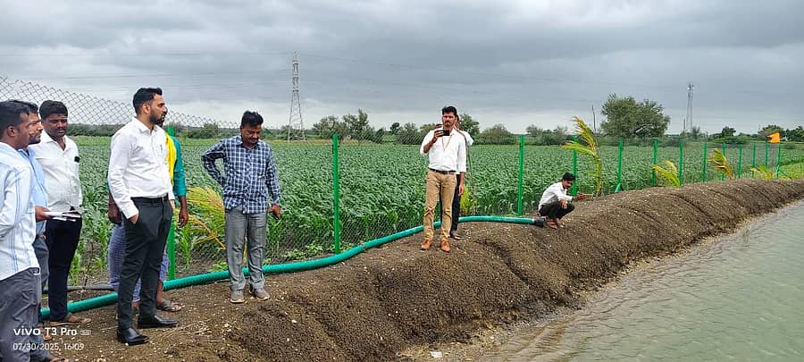 ಧಾರವಾಡ ಜಿಲ್ಲೆಯ ನವಲಗುಂದ ತಾಲ್ಲೂಕಿನ ಯಮನೂರು ಗ್ರಾಮ ಪಂಚಾಯಿತಿ ವ್ಯಾಪ್ತಿಯ ಅರೇಕುರಹಟ್ಟಿ ಗ್ರಾಮದ ರೈತರೊಬ್ಬರು ಜಮೀನಿನಲ್ಲಿ ನಿರ್ಮಿಸಿದ್ದ ಕೃಷಿ ಹೊಂಡಕ್ಕೆ ಜಿಲ್ಲಾ ಪಂಚಾಯಿತಿ ಸಿಇಒ ಭುವನೇಶ ಪಾಟೀಲ ಭೇಟಿ ನೀಡಿ, ನೀರಿನ ಬಳಕೆಯ ಮಾಹಿತಿ ಪಡೆದರು