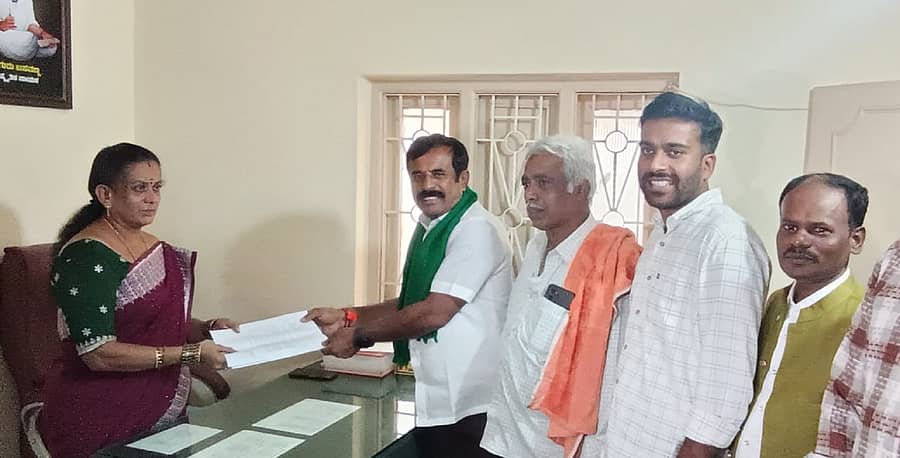 ಆನೇಕಲ್ ತಾಲ್ಲೂಕಿನ ಸರ್ಜಾಪುರ ಹೋಬಳಿಯಲ್ಲಿ ಕೆಐಎಡಿಬಿ ಭೂಸ್ವಾಧೀನ ವಿರೋಧಿಸಿ ಮುತ್ತಾನಲ್ಲೂರು ಗ್ರಾಮ ಪಂಚಾಯಿತಿ ಸದಸ್ಯ ವಿಶ್ವನಾಥರೆಡ್ಡಿ ತಮ್ಮ ಸ್ಥಾನಕ್ಕೆ ರಾಜೀನಾಮೆ ನೀಡಿದರು